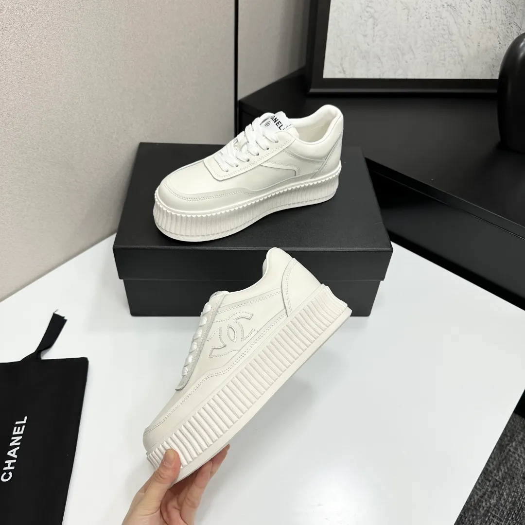 👟👟Ex-factory price 560👟👟Chanel Panda Shoes! 2025 counter's top casual sports shoes. This classic design; the upper is electro-embroidered with a variety of techniques; the outsole is fashionable and sporty; the unusual inclusion of a variety of color matching elements... The diversified mix and match is very good-looking and versatile, and can be used for leisure, fashion, sports, and outdoor... ꫛꫀꪝ Go➫ Materials: ❶Upper made of: original imported first-layer silk cowhide + original waterproof cloth + original first-layer cowhide ❷Inner lining: Breathable mesh ❸ Outsole based on: original TPU combination outsole, full set of boutique packaging for women 35–41
